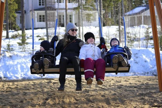 Ihan varmasti kaupungin paras keinu, vakuuttavat Elmo Seppälä (oik.), Lumilia Turja, Katriina Seppälä ja Albi Seppälä. KUVA: JOHANNA KATAJA