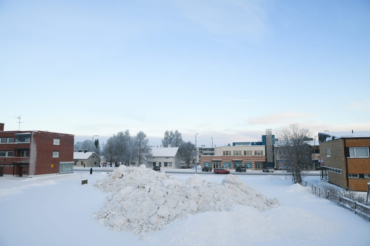 Viisikerroksisen talon piirtänyt arkkitehti Seppo Koutaniemi ja toimitusjohtaja Hannu Manninen viime talvena tontilla seisoneiden lumiukkojen keskellä.