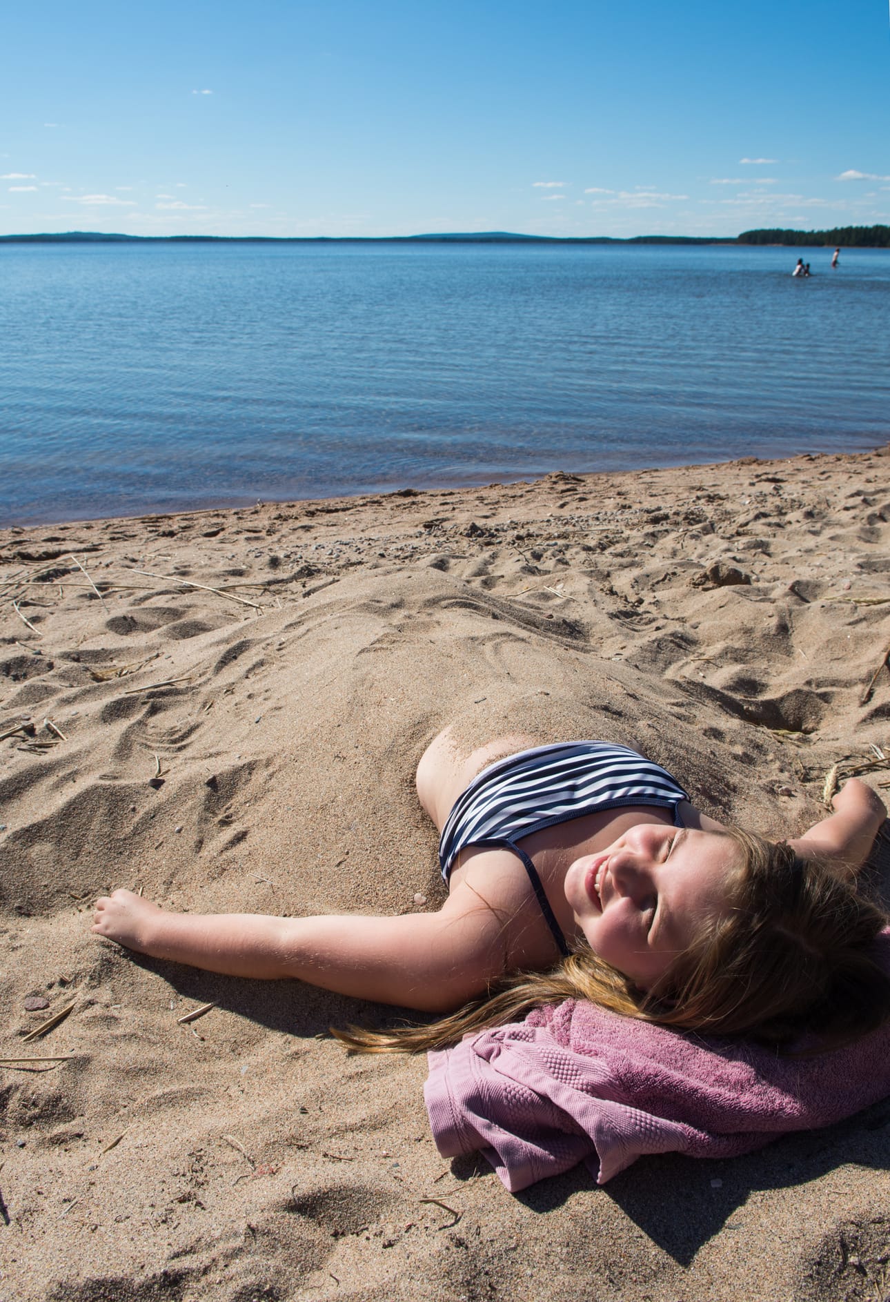 Täällä voi ottaa aurinkoa ja uida ja syödä jätskiä, ja järven pohjassa on hienoja kiviä mitä keräilen, Pihla Ollila kertoo.