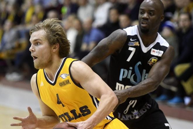 Seagullsin Antto Nikkarinen ja Kobrien Aubrey Conerly (oik) 8. maaliskuuta pelatussa kohuottelussa, jossa Kobrat teki enemmän pisteitä, mutta hävisi. Kuva Vesa Moilanen