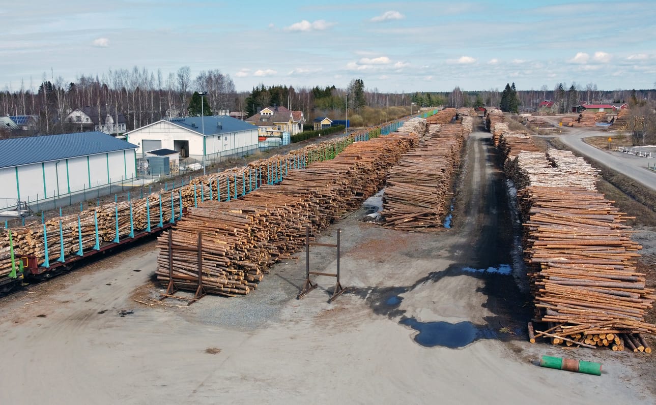 Raakapuuterminaalissa Teuvalla odottaa tällä hetkellä noin 15 000 kuutiometriä puuta junakuljetuksia tehtaille eri puolille Suomea.