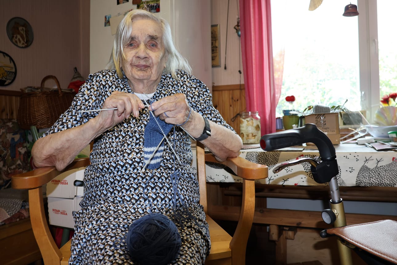 Eevi Virtanen näyttää viimeisimpiä käsitöitään. Hän kertoo, että jos valoa olisi riittävästi, saattaisi hän neuloa ne valmiiksi. Käsitöitä hän on tehnyt kunnioitettavat yli 90 vuotta.