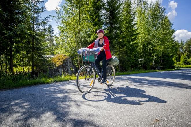 Irma Kuusisto matkasi Suomen halki kolmivaihteisella mummopyörällä. Hän ei ajatellut pyöräilyurakan keskeyttämistä missään vaiheessa. KUVA: ELENA MIKKILÄ