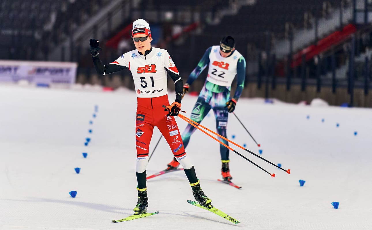 Anton Kemppi tuulettelee 20 kilometrin massalähdön 20-vuotiaiden Suomen mestarina. Takana Matias Riipi, joka sijoittui kolme minuuttia aiemmin lähteneessä 23-vuotiaiden ikäluokassa 12:nneksi.