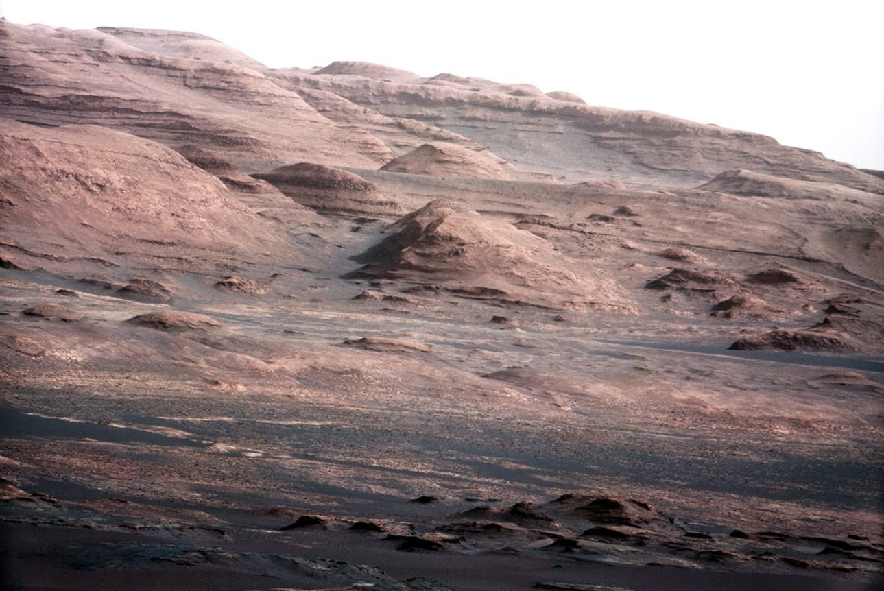 epa03372032 A handout photograph dated 23 August 2012 and released by NASA on 28 August 2012 a high-resolution colour picture showing the base of Mount Sharp, the rover's eventual science destination, on planet Mars. This image is a portion of a larger image taken by Curiosity's 100-millimeter Mast Camera on Aug. 23, 2012. Scientists enhanced the color in one version to show the Martian scene under the lighting conditions we have on Earth, which helps in analyzing the terrain. EPA/NASA JPL CALTECH MSSS / HANDOUT EPA/NASA JPL CALTECH MSSS / HANDOUT HANDOUT EDITORIAL USE ONLY BY: ALL OVER PRESS / EPA-PHOTO CODE: EPAXX8