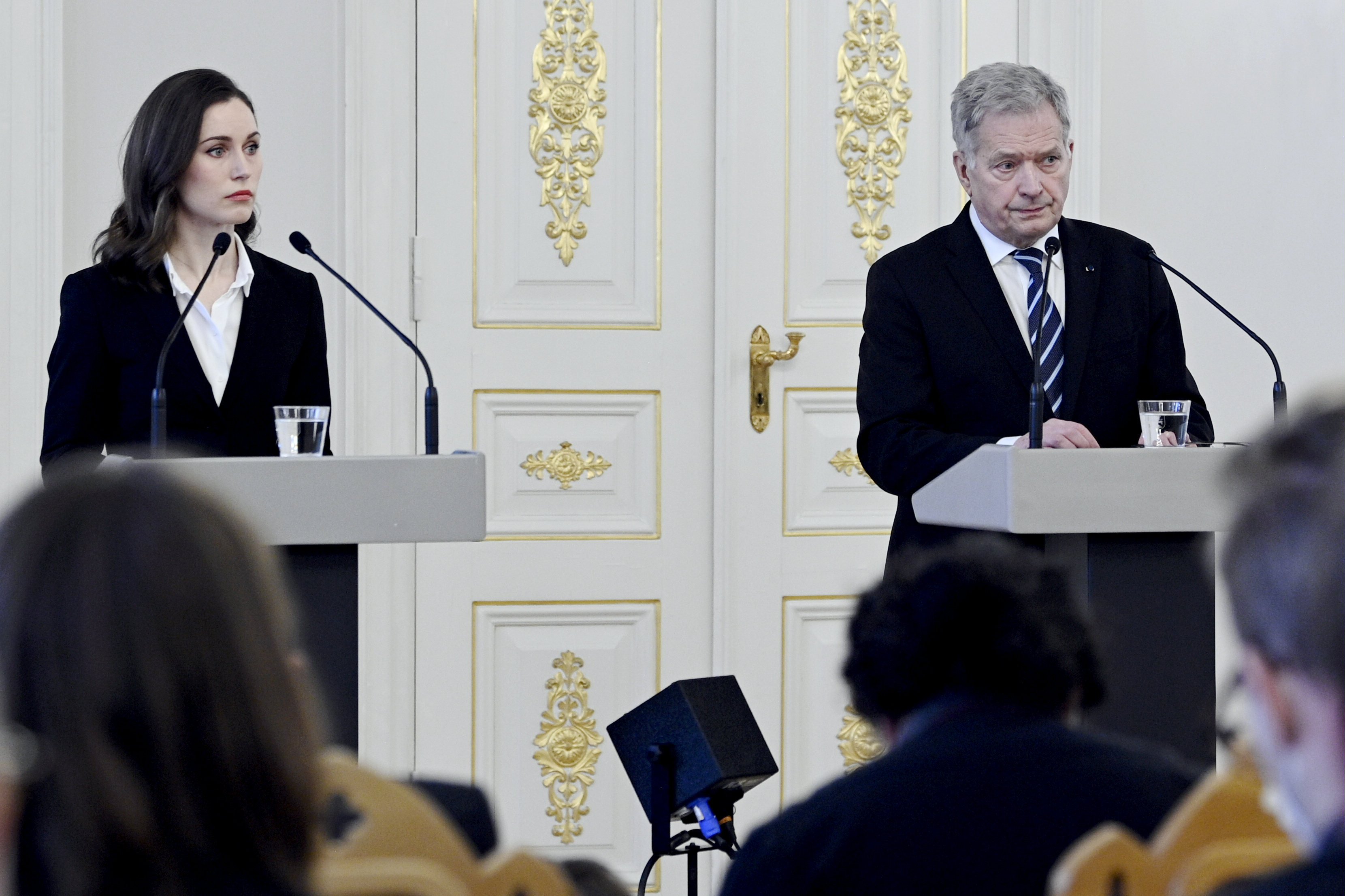 Näkökulma: Hatun ja myssyn Nato-tie – Marinin ja Niinistön Nato-tandem herättää yhä kysymyksiä