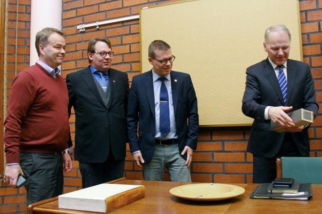 Perinteisellä linjalla: ministeri Jari Leppä sai viime viikon vierailullaan puukon, jonka hänelle ojensivat kaupungin puolesta kaupunginvaltuuston puheenjohtaja Janne Sankelo, kaupunginhallituksen puheenjohtaja Teemu Hakala ja kaupunginjohtaja Markku Lumio. KUVAT: MIA KÄRKKÄINEN