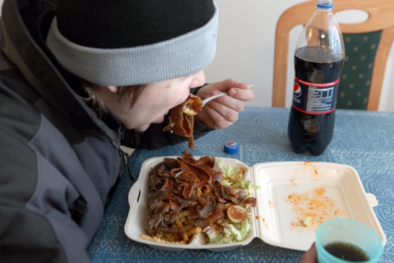 Pipo päässä mennään nykyään usein ruokapöytäänkin.