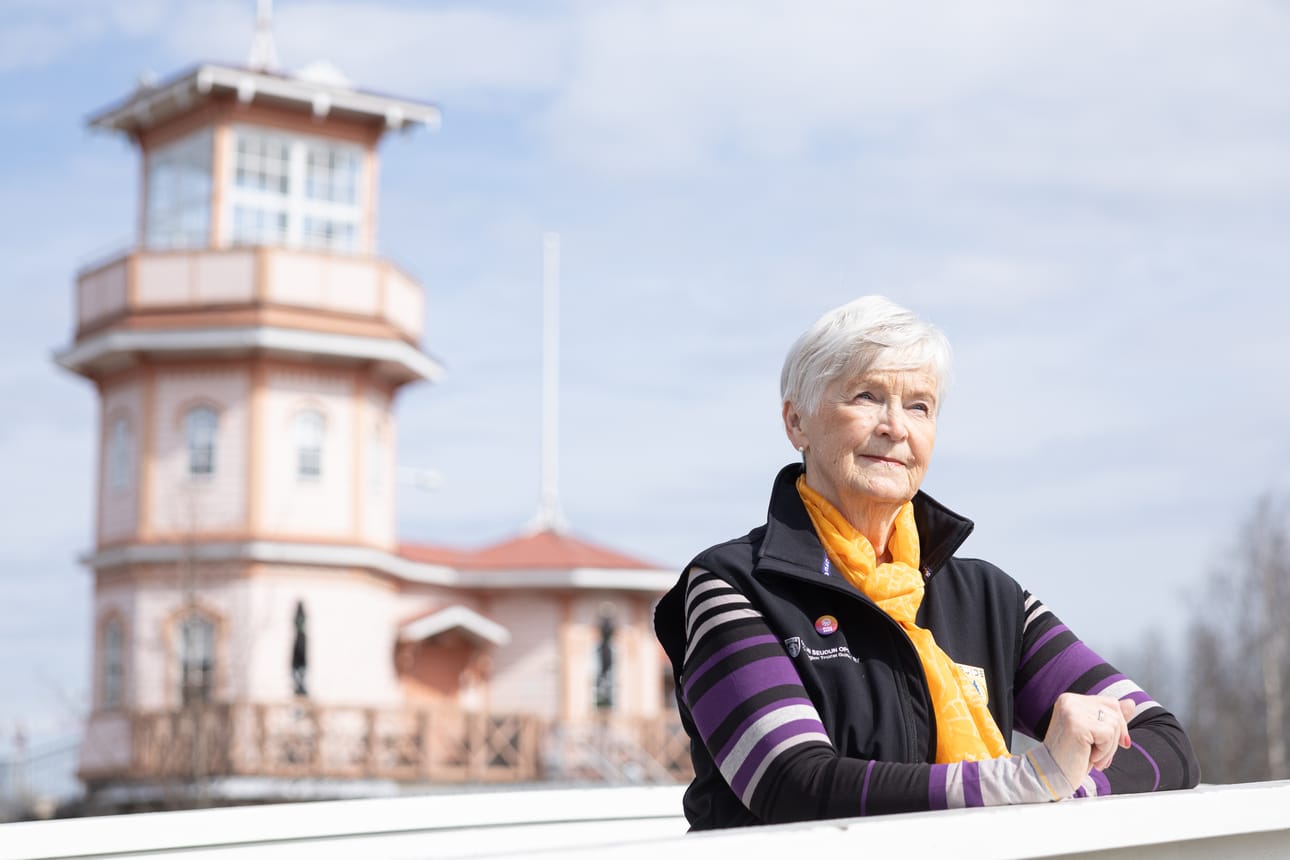 Oululainen Kaarina Kokko on toiminut oppaana 21 vuotta. Kesällä Kokko opastaa turisteja ja oululaisia kirjailijakierroksella.