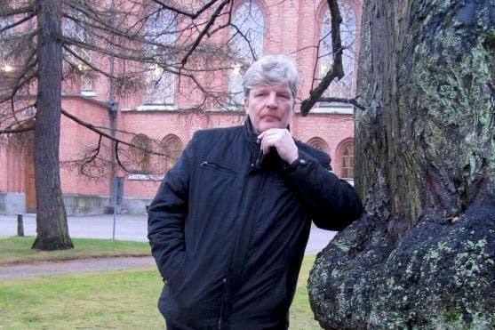 Kuula-opiston kitaransoiton opettajan Veikko Siponkosken vapaa-aikakin täyttyy kitaransoitosta. Lisäksi mies harrastaa valokuvausta. Kuva: Pia Timberg