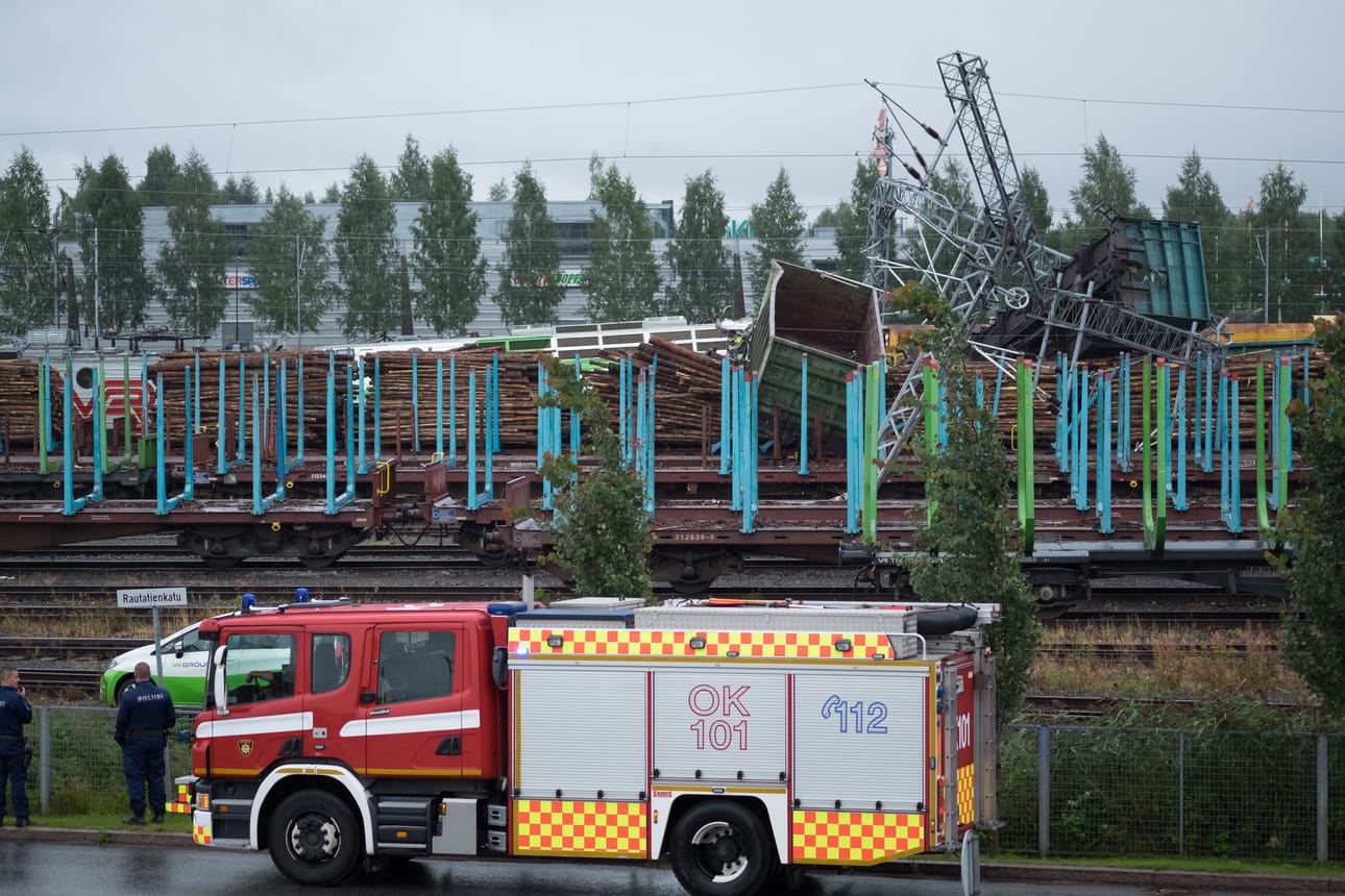 Kaksi tavarajunaa törmäsi Oulun ratapiha-alueella Etu-Lyötyn kohdalla.
