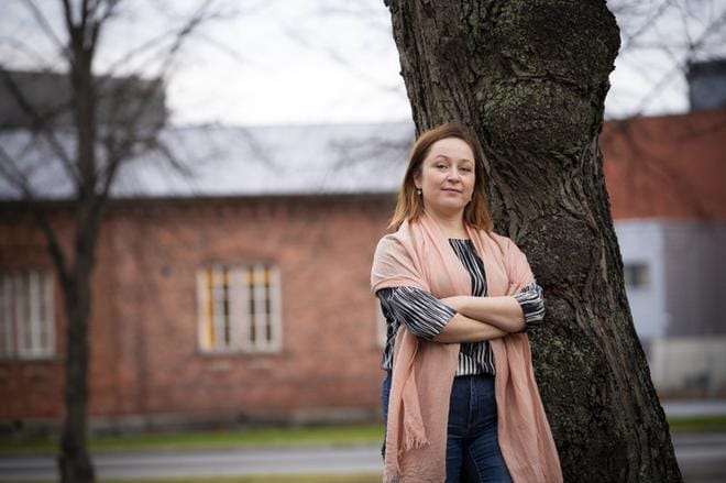 Kajsa Dahlbäck valmistuu musiikin tohtoriksi lauantaina. – Otan tutkinnon ulos nyt, mutta juhlien aika on myöhemmin, koronan jälkeen, hän sanoo. Opinnot eivät jää tähän, Dahlbäckin mielessä siintää jo post doc -tutkimus. KUVA: JARNO PELLINEN