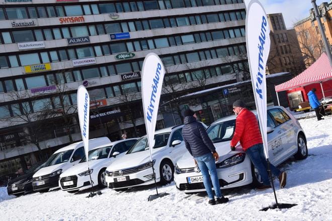 Ympäristöystävällinen autoilu -tapahtuma järjestetään 16. maaliskuuta kello 11-15 Vaasan torilla. Kävijät saavat koeajaa erilaisia sähkö- ja kaasuautoja. Kuva: Raija Koivisto