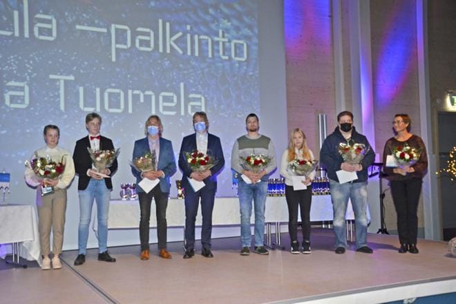Palkintosadetta Alajärven monitoimihallissa. Alajärven kaupungin urheilugaalassa palkittiin Vuoden urheilijana Mikko Paavola ja vuoden valmentajana Kari Mattila. Ryhtinuoret ovat tänä vuonna Sara Vuorela ja Olavi Yli-Mannila ja kunnon kuntalaisina palkittiin Heikki ja Juha Hauta-aho ja vuoden nuori toimija on Mikko Matintupa.