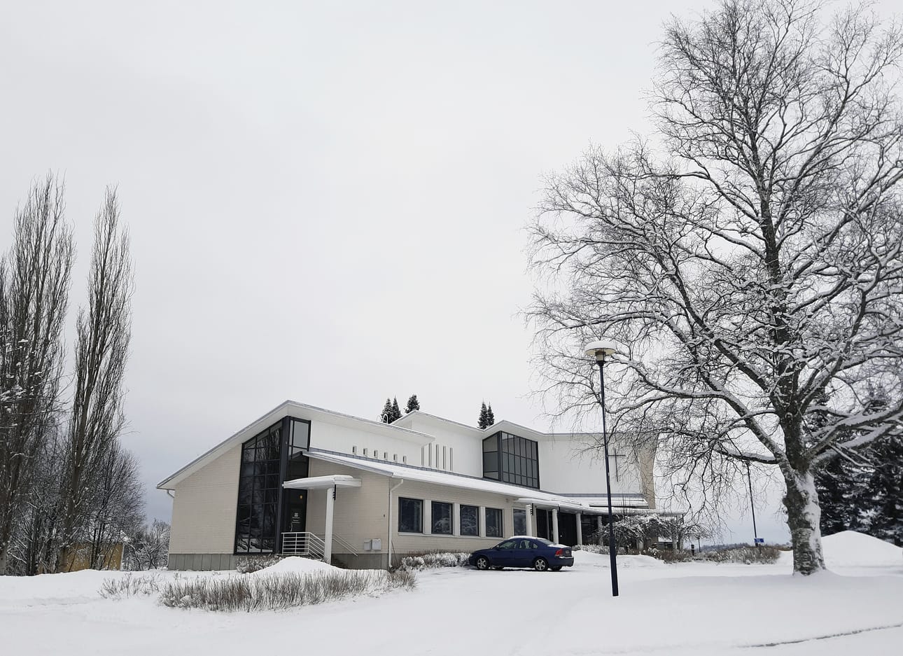 Alajärven seurakunnant toimistosihteerin paikka tulee auki, kunhan kirkkovaltuusto on myöntänyt tarvittavan määrärahan. Kuvassa Kirkontupa, jossa seurakunta- ja taloustoimistot sijaitsevat.