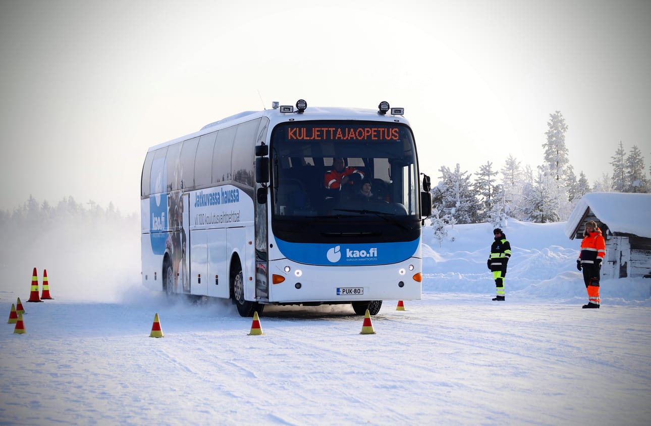 KAO:n logistiikka-alan opettajat Timo Määttä ja Mika Hyrkäs seurasivat tiistaina, kun Niko Mättö ajoi Kurkijärven radalla. Tehtävänä oli koettaa saada bussi pysähtymään 45 kilometrin tuntivauhdista ennen estettä ja, kun se ei onnistunut, väistää estettä.