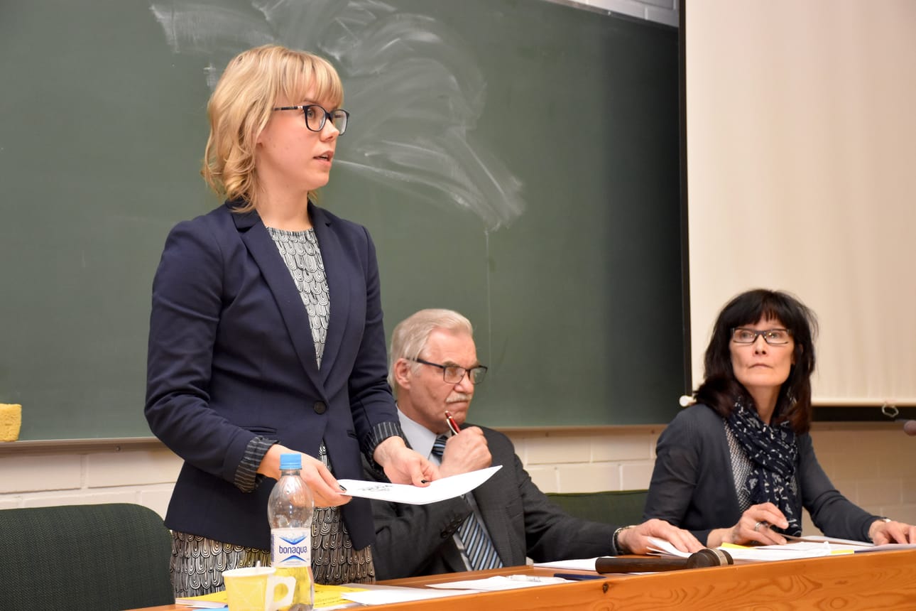 Soten ulkoistuksen myötä talouteen saatiin ennustettavuutta, kunnanjohtaja Heli Knutars sanoi. Knutarsin vieressä luottamustehtävissään viimeisen valtuuston kokouksen istunut puheenjohtaja Martti Varanka. Pöytäkirjaa piti hallintojohtaja Eija Ahola.