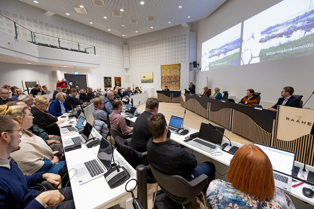 Raahen kaupunginvaltuusto hyväksyi maanantaina talousarvion vuodelle 2026. Talousarvion ja muiden esityslistalla olleiden asioiden käsittelyyn kului aikaa vain kolme ja puoli tuntia.