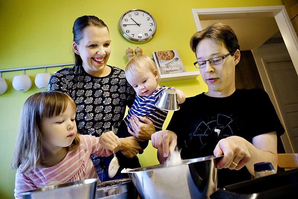 Emilia ja Vesa Sainion perheessä lapsetkin osallistuvat ruuanlaittoon. Tällä kertaa Säde, 3, ja Kaisla, 1, kaatavat jauhoja leipätaikinaan.