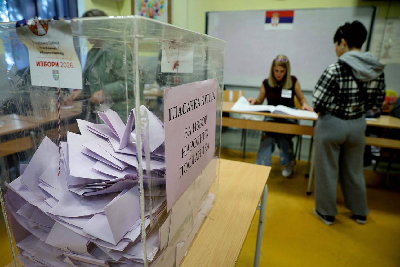 Serbian vaalien äänestysprosentti oli lähes 70, mikä on poikkeuksellisen korkea. Valta vaihtui, kun opiskelijaliike nousi vaalien voittajaksi.