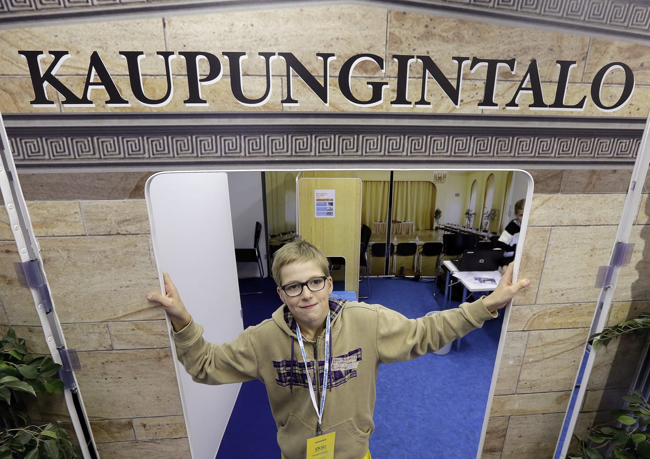 Veikka Takkisen johtaman kaupungintalon talous on plussan puolella. Hyviä neuvoja Takkinen voisi antaa kollegalle, Oulun kaupunginjohtajalle Matti Pennaselle. ”Teemme voittoa. Kaikkea emme kuluta, ja viivan alle jää euroja.”