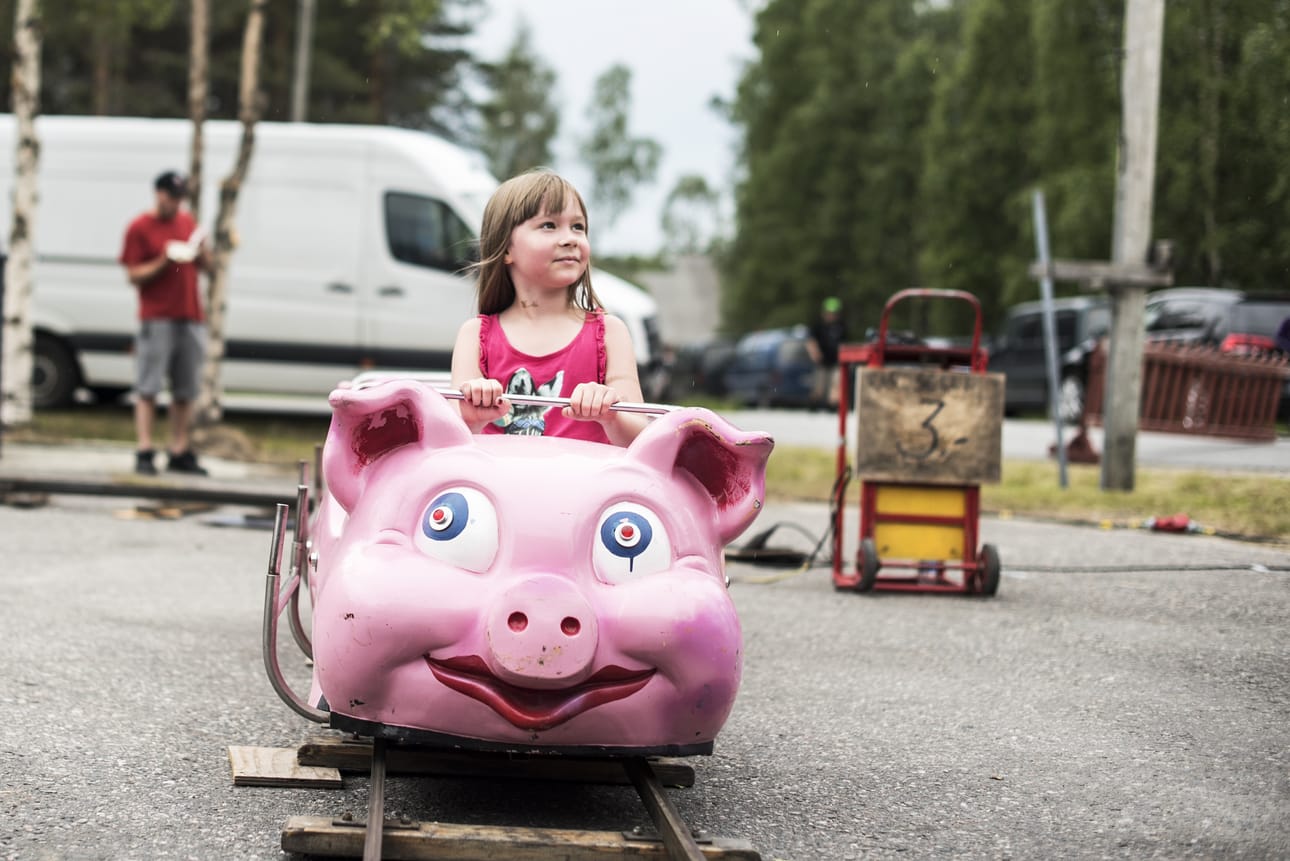Minna Tuomi nautiskeli possujuna-kyydistä.