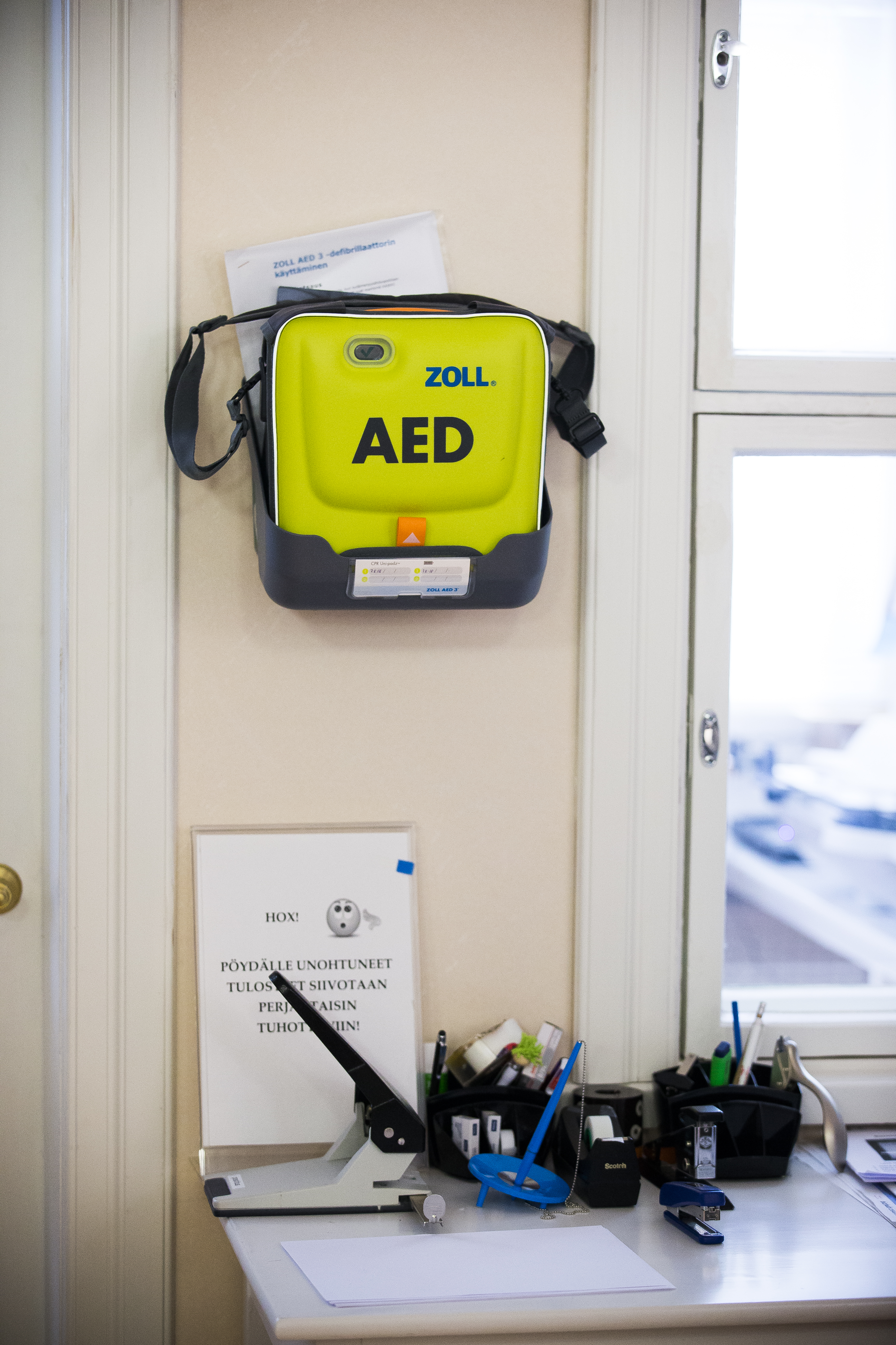 Raatihuoneen defibrillaattori näyttää tältä.