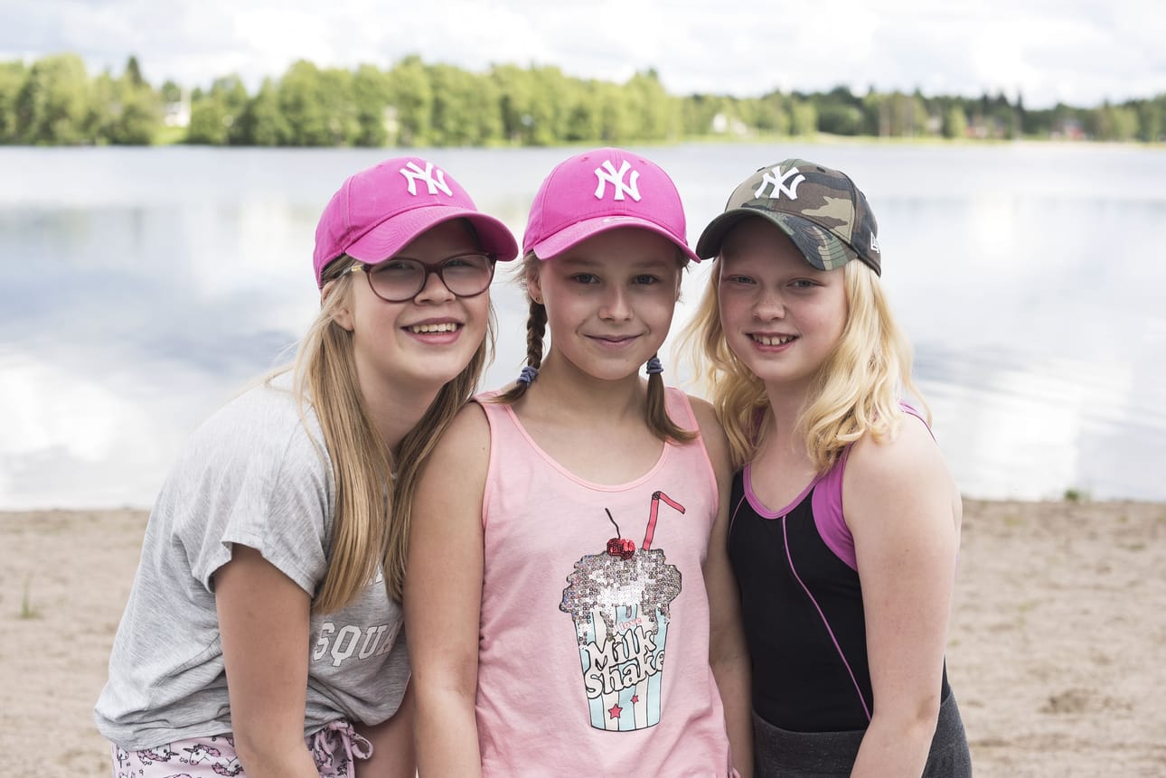 Sonja Korhonen (oik.) on tullut Kelanrantaan uimaan kavereidensa Jenni Väätäjän ja Jonna Kajavan kanssa. Kesä kuluukin pääasiassa kavereiden kanssa.