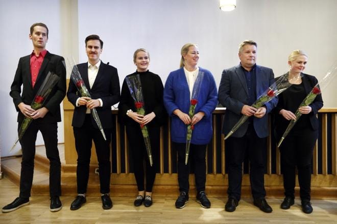 Eetu Lehtola, Matias Mäkynen, Emma Kivikangas, Jutta Urpilainen, Ari Huuki ja Linnea West valmiina vaalikentille. Kim Berg ja Petri Partanen eivät ehtineet paikalle. KUVA: JOUKO HÄNNINEN