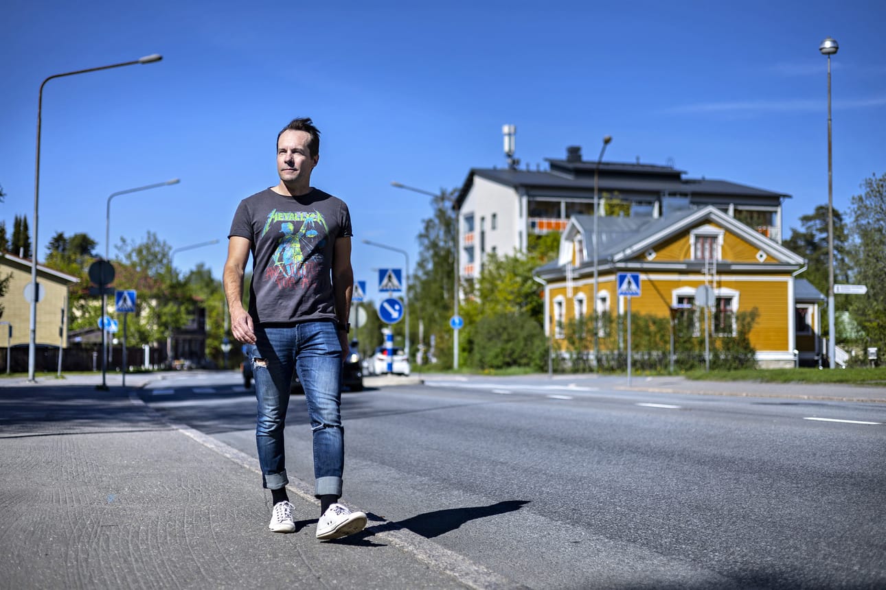 Suunnilleen tästä festivaalivieraat saapastelevat sisään Provinssiin, festivaalijohtaja Sami Rumpunen näyttää. Kulku tapahtumaan käy nyt Törnäväntielle sijoitetun portin kautta.