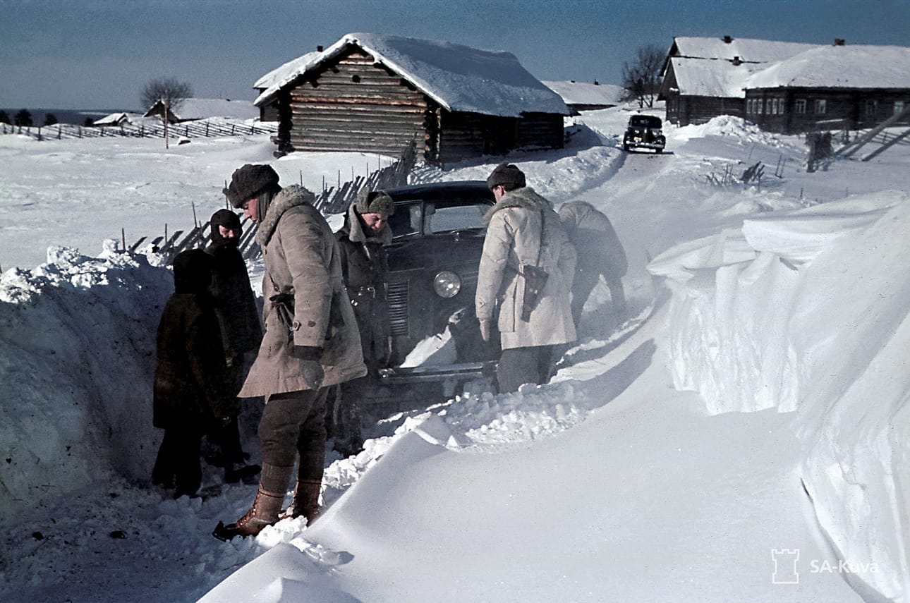 "Esteitä lumisilla teillä." SA-kuvan alkuperäisen kuvatekstin mukaan talvimaisema on otettu 15.3.1942 Komlevossa.