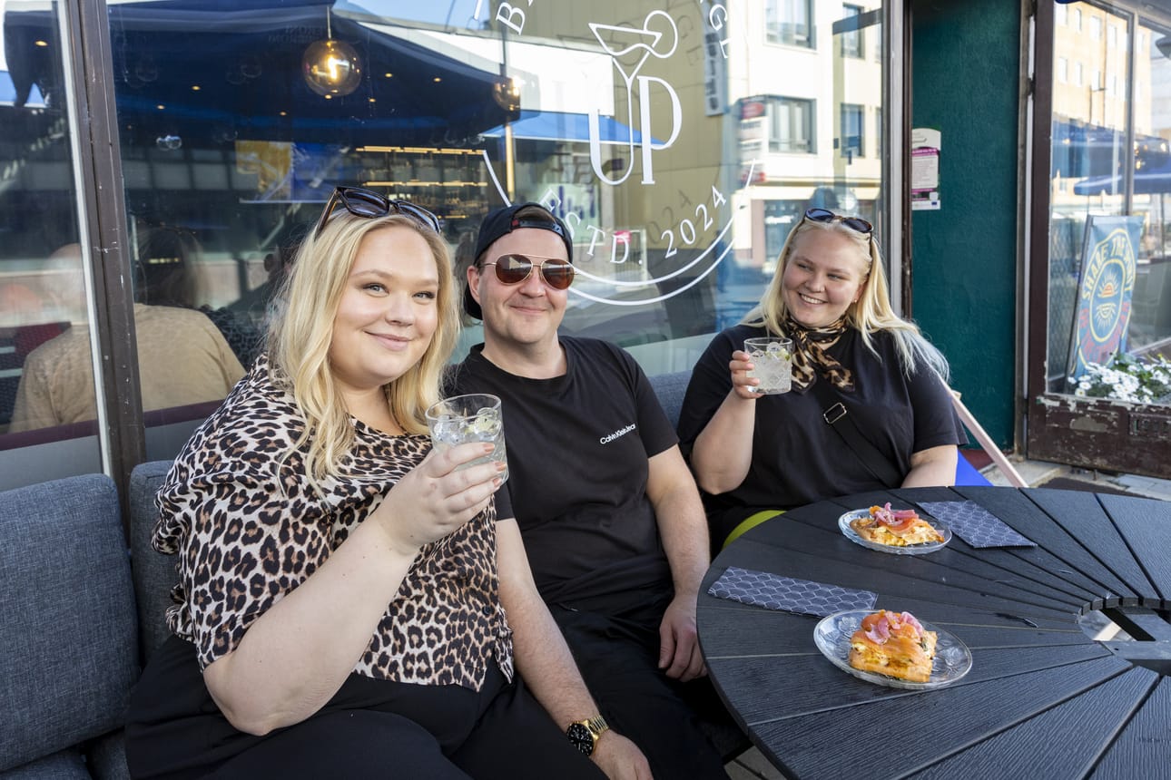 Janna Marttiin, Marko Oikarainen ja Netta Liukkonen ihastuivat Up Bar & Loungen "tuhmia viboja" tarjonneeseen maustekurkkusouriin.