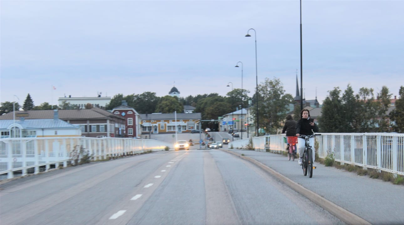 Kristiinaan johtavan vanhan sillan huono hoito sapettaa kaupunginvaltuutettua. Näkymä sillalta maanantai-iltana.