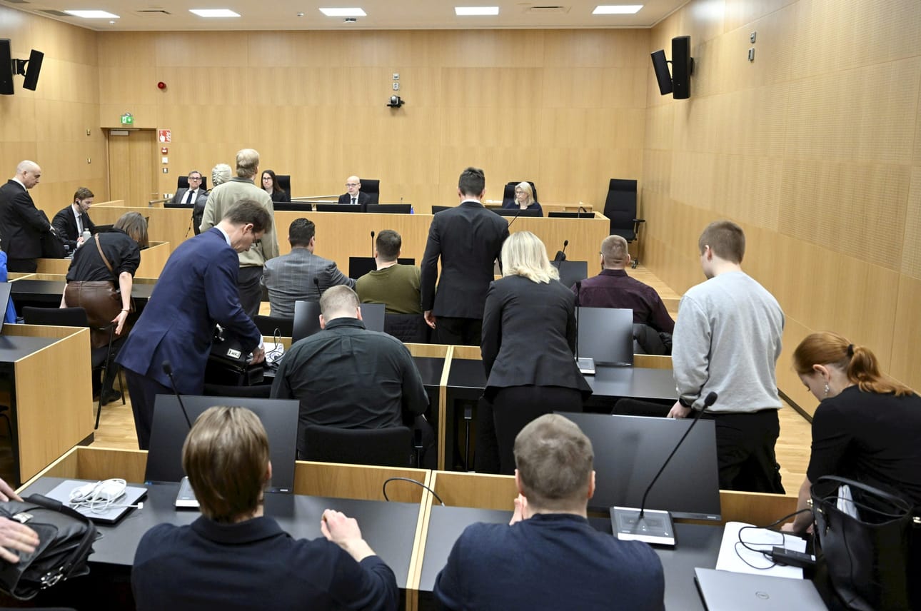 Syyttäjä vaati viidelle järjestyksenvalvojalle ja yhdelle vartijalle sakkoja kuolemantuottamuksesta. Kuva Länsi-Uudenmaan käräjäoikeudesta Espoossa 29. huhtikuuta 2024. LEHTIKUVA / Markku Ulander