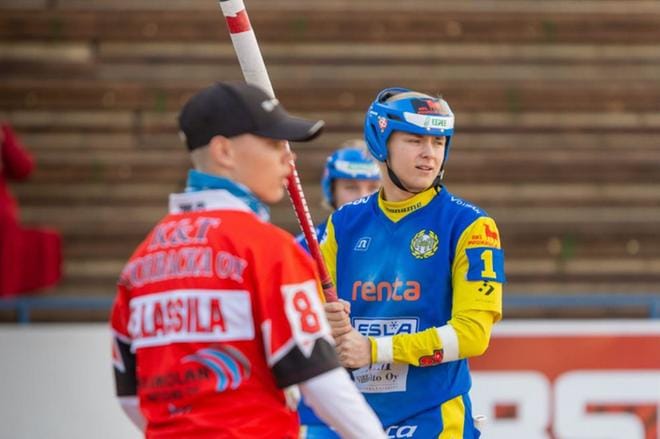 Kasper Mäkelä jatkaa pelaajauraansa Alajärven Ankkureiden sinikeltaisissa. KUVA: JANI VUORELA