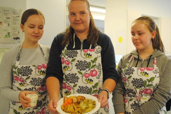 Veera Mäkynen, Jonna Peltokoski ja Veera Ylimäki osallistuivat annoksellaan Hävikki-battle -kisaan. Muidenkin annosten kuvia Töysän yläasteelta instagramiin ladattiin. KUVA:EEVA-LIISA KULJU