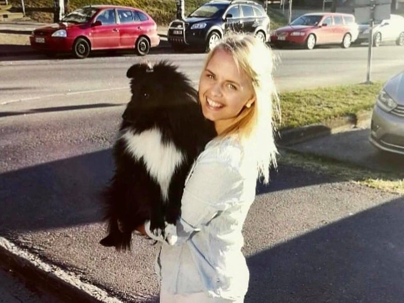 Rovaniemeläinen Jenni Hollender yhdessä Jaska-koiransa kanssa.