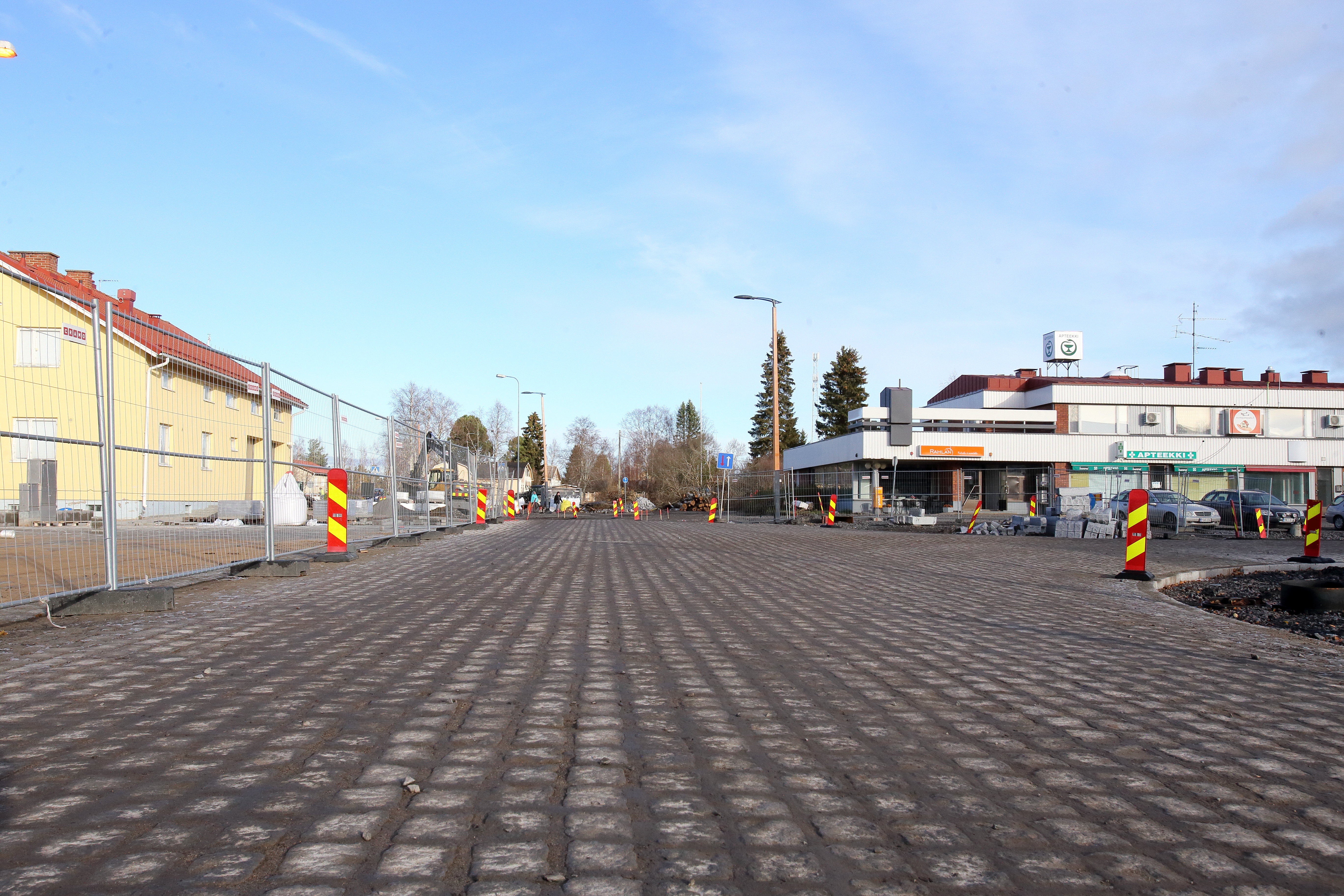 Vanhatien ja Virastotien liittymä on päällystetty graniittikivellä. Asvaltoinnit vaatisivat lämpötilan pysymistä plussan puolella.