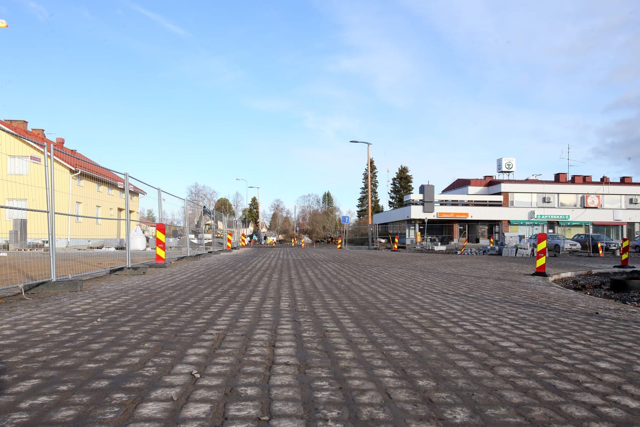 Vanhatien ja Virastotien liittymä on päällystetty graniittikivellä. Asvaltoinnit vaatisivat lämpötilan pysymistä plussan puolella.