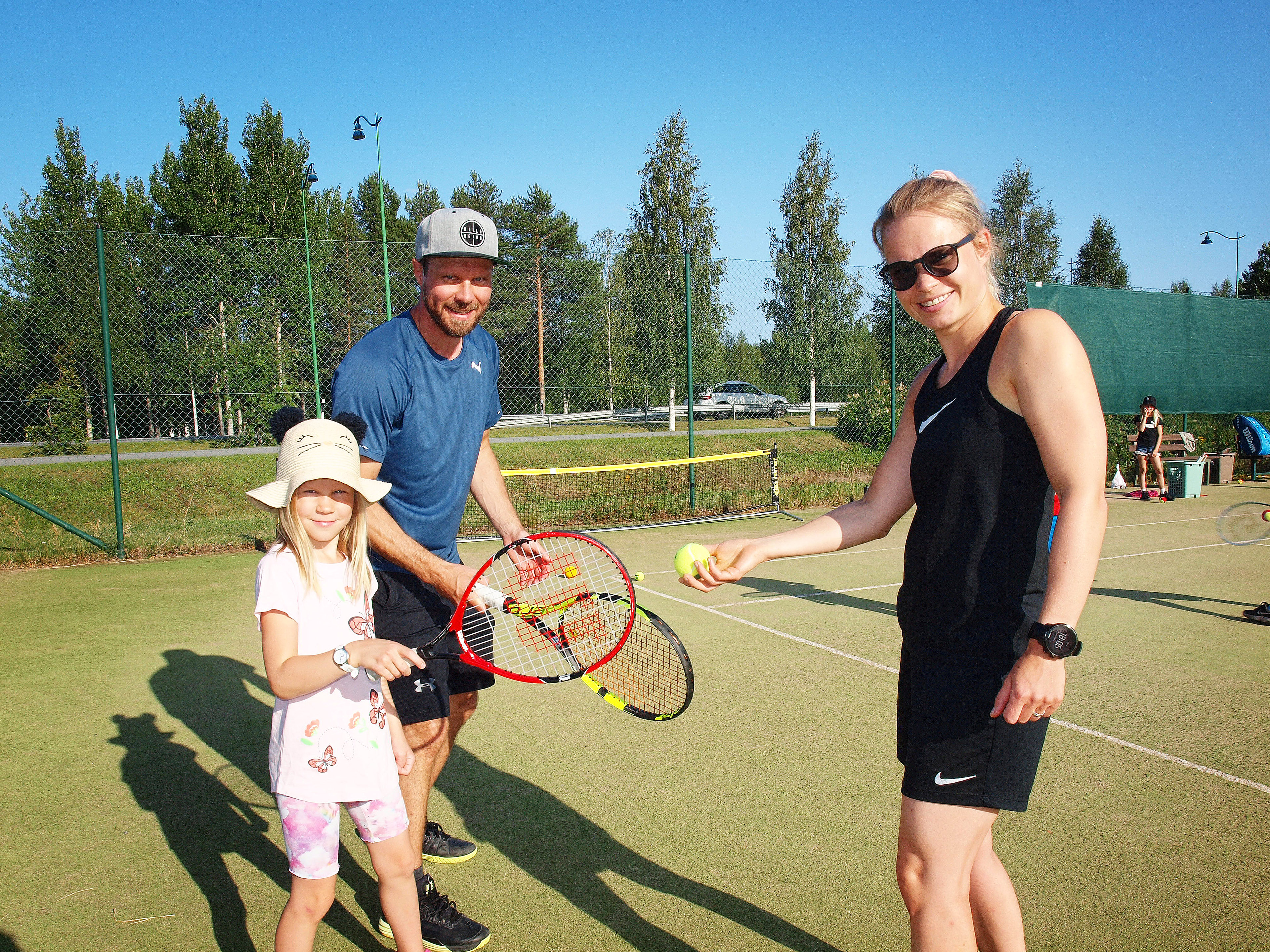 Kemijärven kunnostetuille tenniskentille houkutellaan uusia harrastajia – Pöyliöille tennis on koko perheen laji