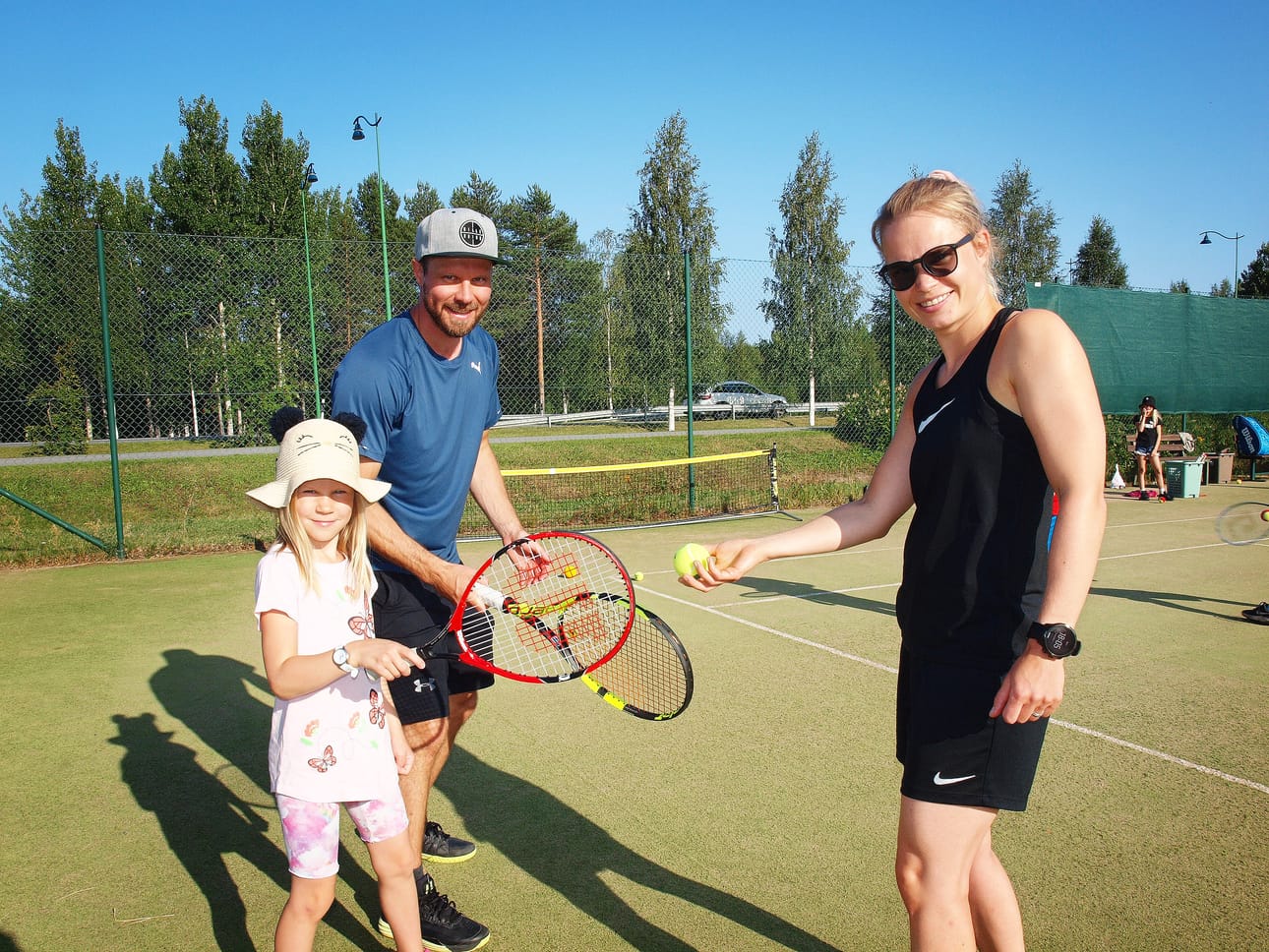 Minna-Tiia ja Jukka Pöyliön perheessä harrastetaan paljon erilaista liikuntaa. Tytär Isla Pöyliö on opetellut kesän ajan tennistä isänsä ohjauksessa.