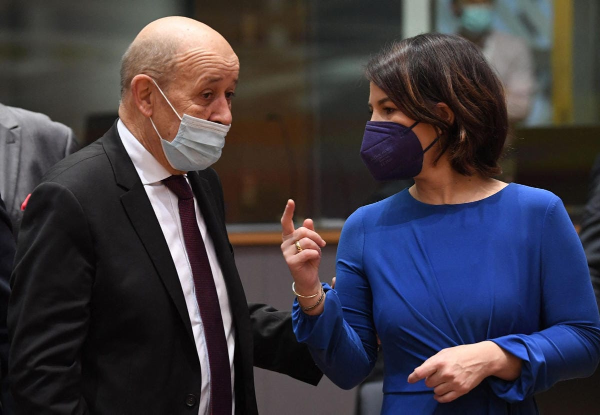 Ranskan ulkoministeri Jean-Yves Le Drian (vas.) keskustelemassa Saksan kollegansa Annalena Baerbockin kanssa Brysselissä tänään. LEHTIKUVA/AFP
