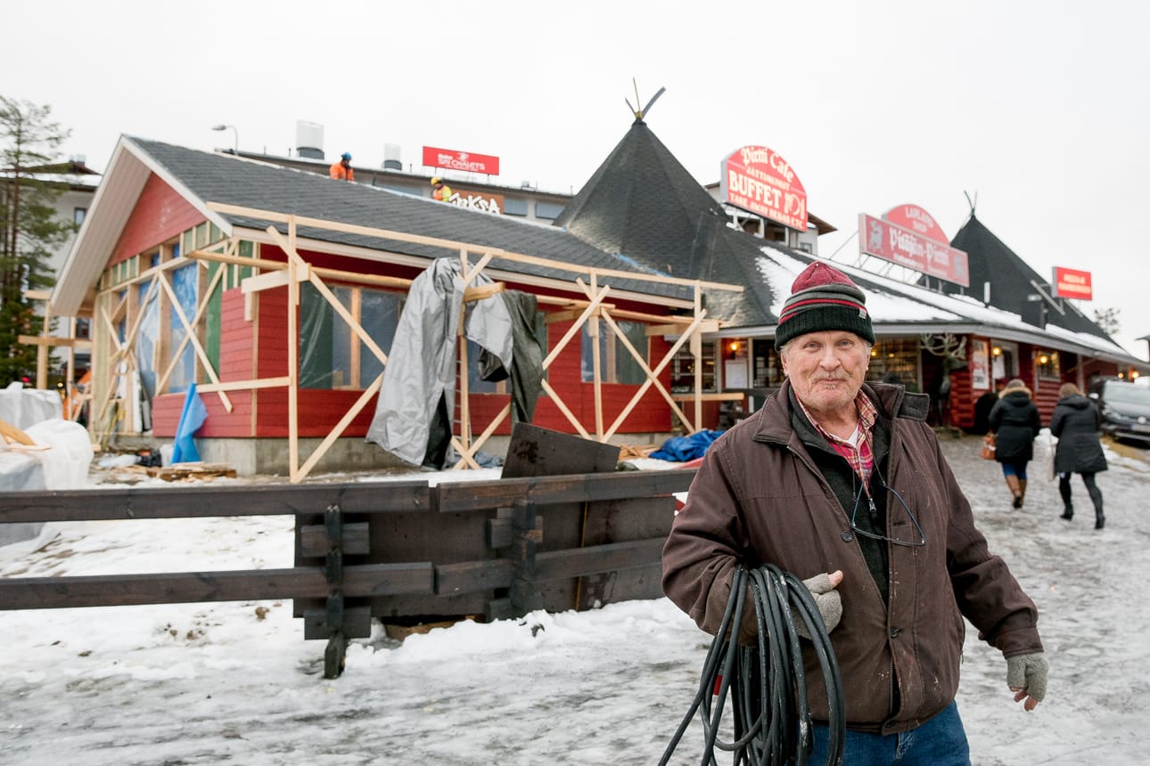 Osmo Jokela osallistuu itsekin Pitäjän Pirtin laajennustöihin.