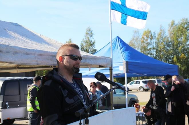 Pasi Mäkelä avasi tilaisuuden ja luki suomalaislasten koulurauhanjulistuksen.