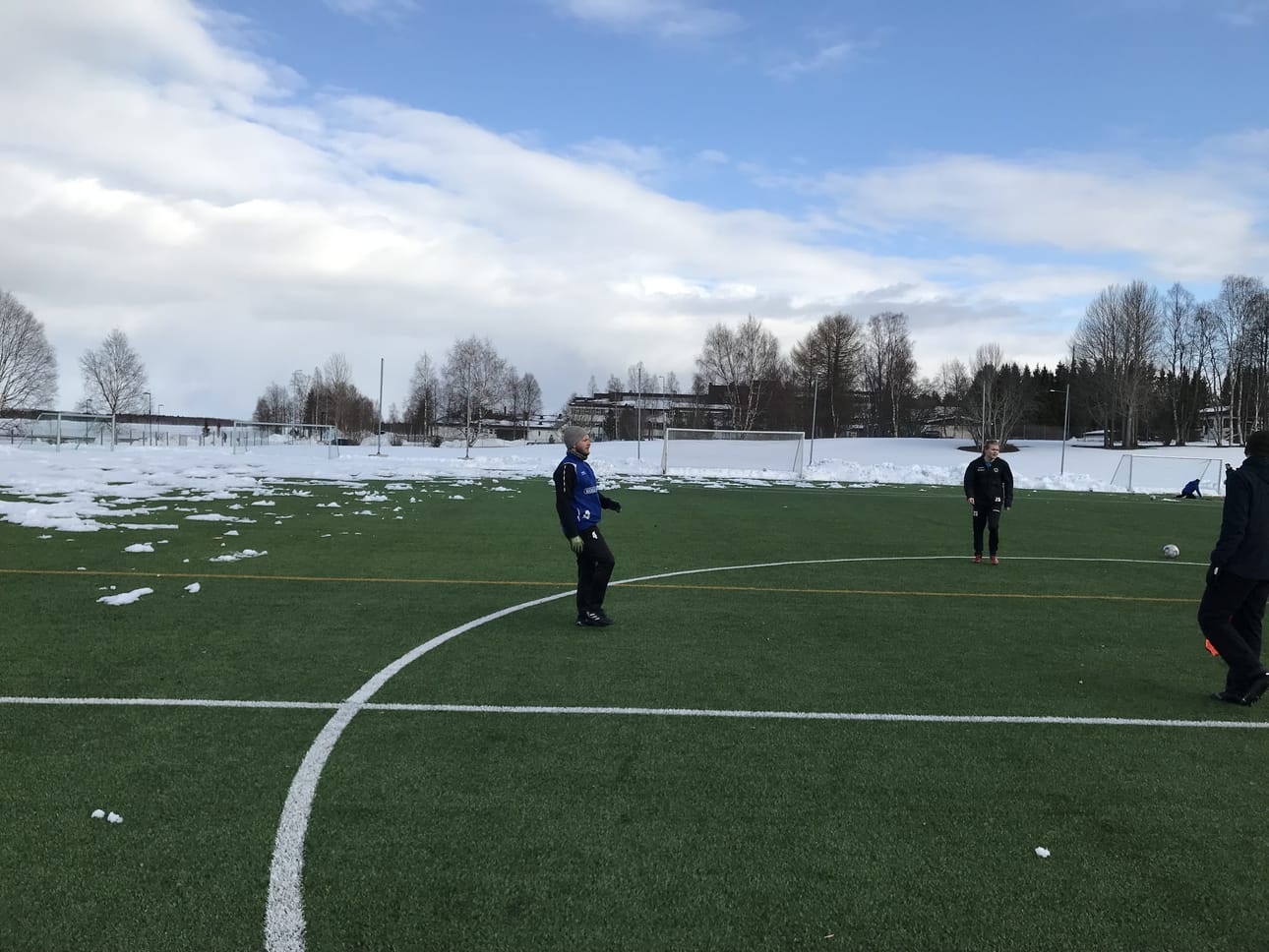 FC PaKan edustusjoukkue ei pääse vielä tänä lauantaina pelaamaan kotiyleisön edessä. Kuva on joukkueen harjoituksista reilun viikon takaa, jolloin Kuusamon urheilukentällä oli vielä paikoin melko runsaasti lunta.