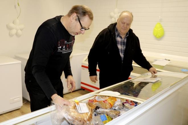 Alajärven vapaaseurakunnan tiloissa Hoiskontie 4:ssä on ruokapusseja neljässä suuressa pakastimessa. Vapaaseurakunnan puheenjohtaja Jorma Suopuro (vas.) ja pakasteruokien vapaaehtoiskerääjä Juhani Raunio korostavat, että kylmäketjun varmistaminen on tärkeä asia ruoanjakelussa. KUVA: SARI HEINILÄ