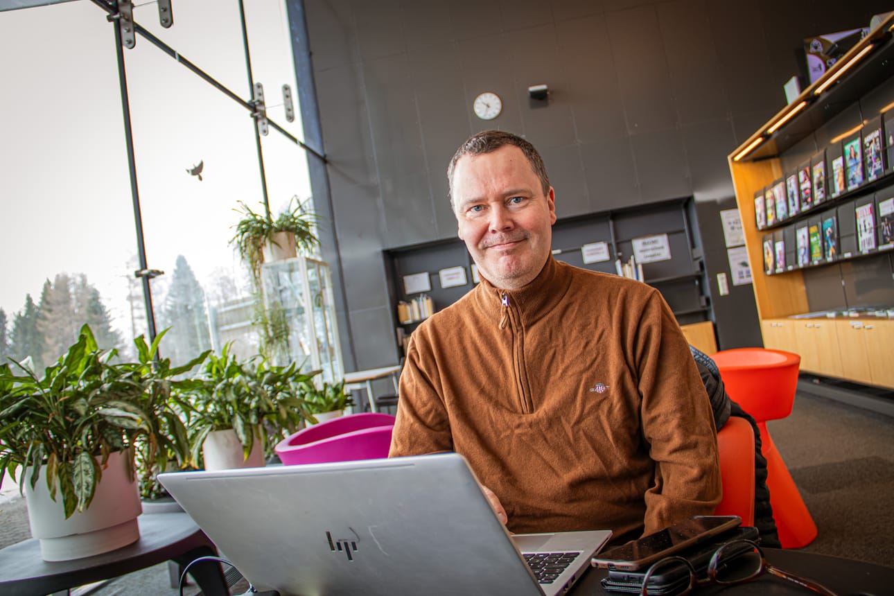 Pekka Tuomikoski on saanut sanontojen puhtaaksikirjoitusvaiheessa apua tyttäreltään, taidehistorioitsija Roosa Tuomikoskelta sekä suomen kielen opiskeliija Jenna Maunulalta.