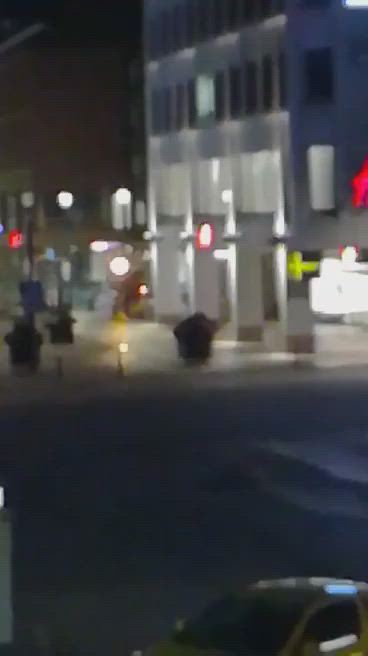 Katujen pesun meteliä Rotuaarin kulmilla