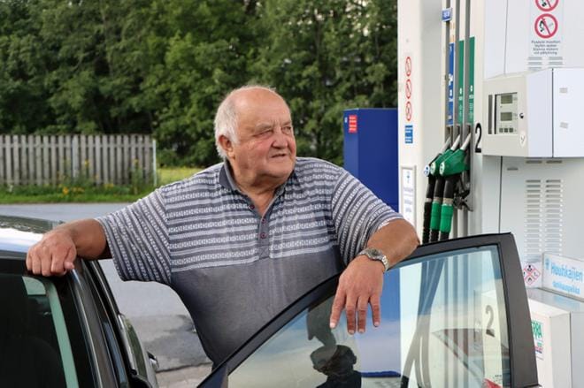 Pentti Tuomisto ei ole tyytyväinen, kun bensa maksaa jatkossa nykyistä enemmän. KUVA: RIIKKA ILMONEN