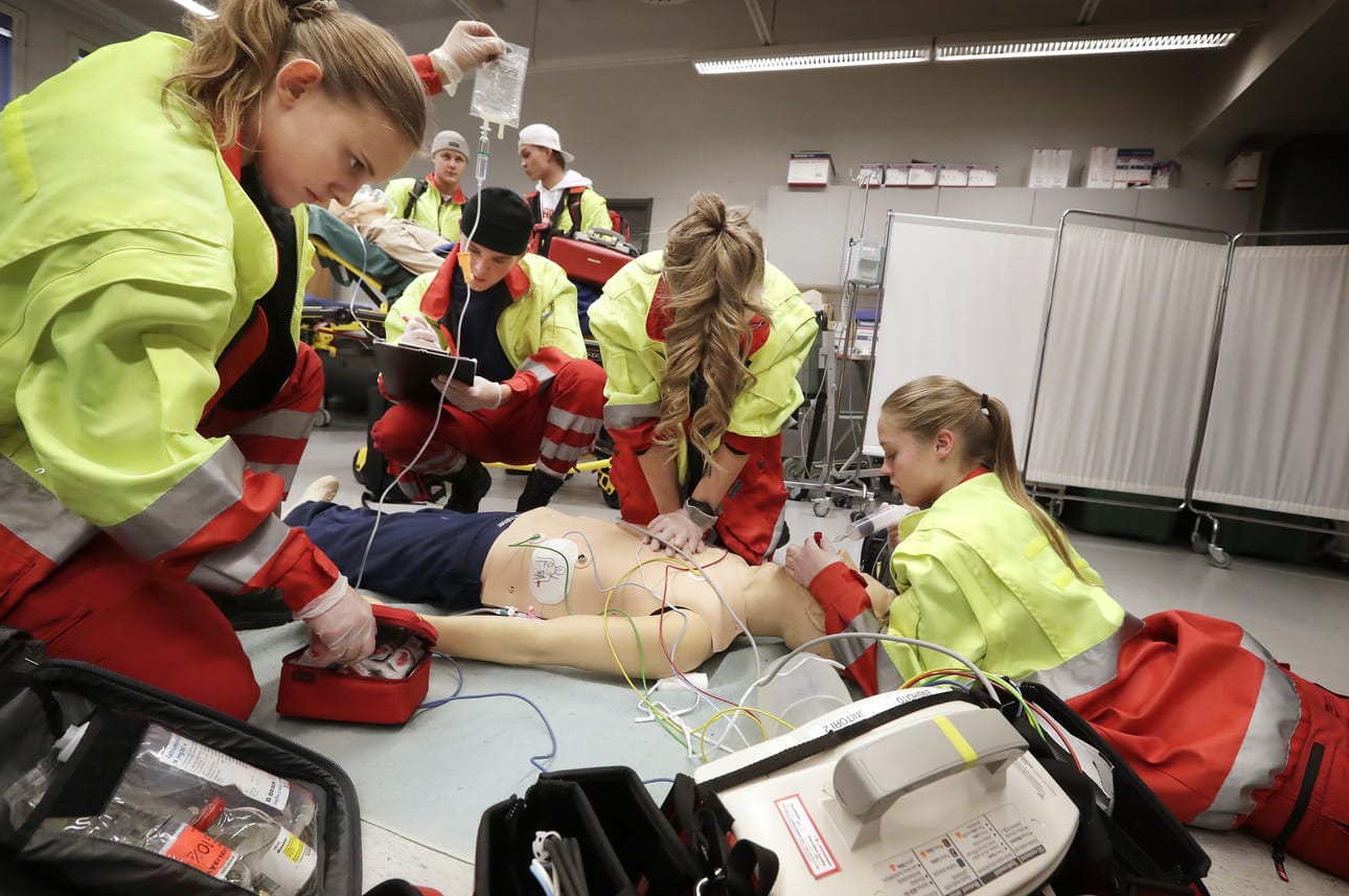 Elvytysharjoituksessa vuorossa olevat ensihoitajaopiskelijat Heini Vihelä (vas.), Eetu Virpi, Niina Sallinen ja Aada Poukkula pitäisivät hyvänä, jos soveltuvuustestit palautettaisiin pääsykokeisiin.